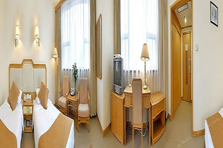 Room 4 of 13