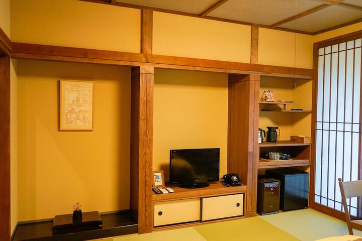 Room 6 of 84