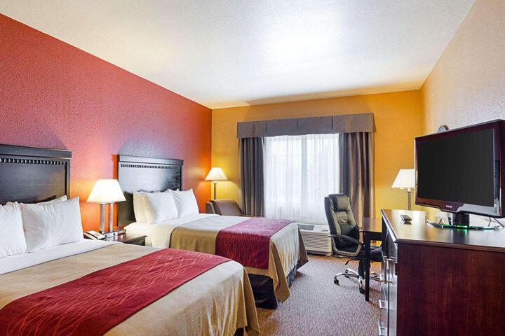 2 Queen Beds (8 of 9)