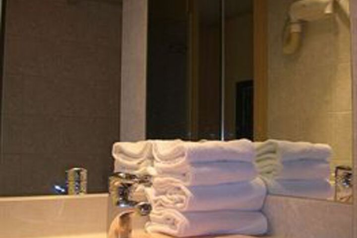 Room 3 of 16