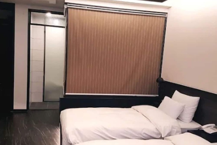 Room 34 of 87