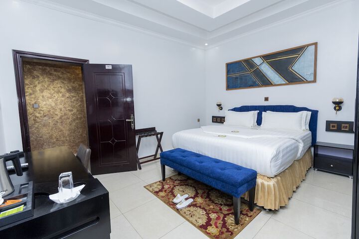 Room 10 of 99