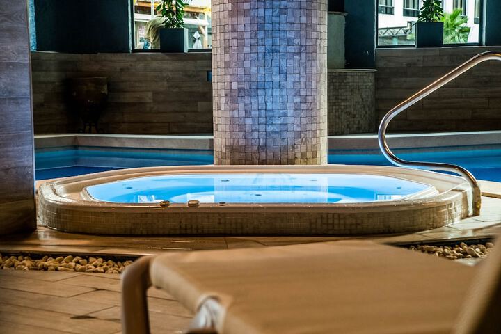 Pool 21 of 44