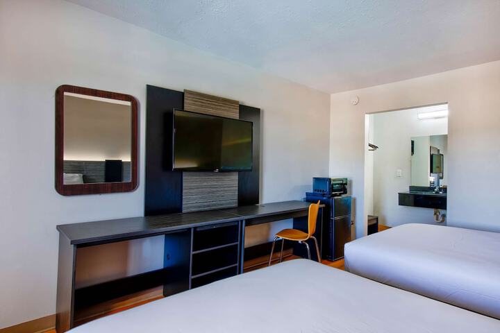 1 King Bed (5 of 9)