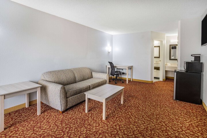 1 King Bed (6 of 10)