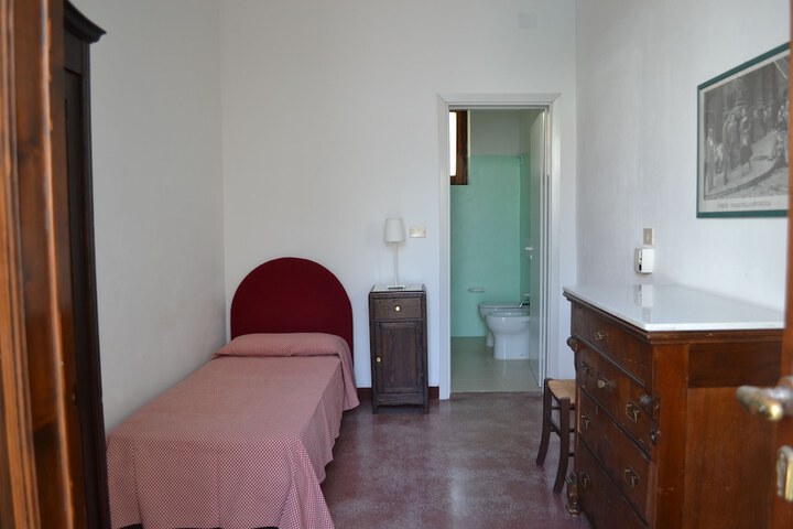 Room 12 of 81