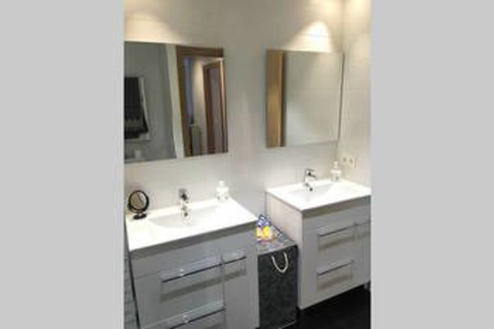 Room 2 of 16