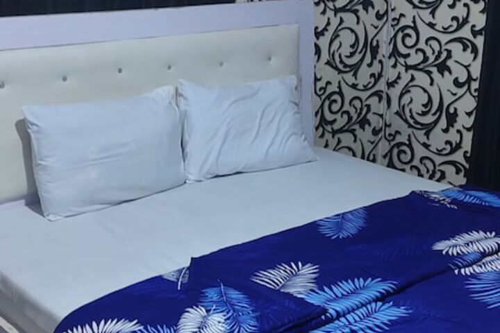 White Emirates Hotel and Apartment