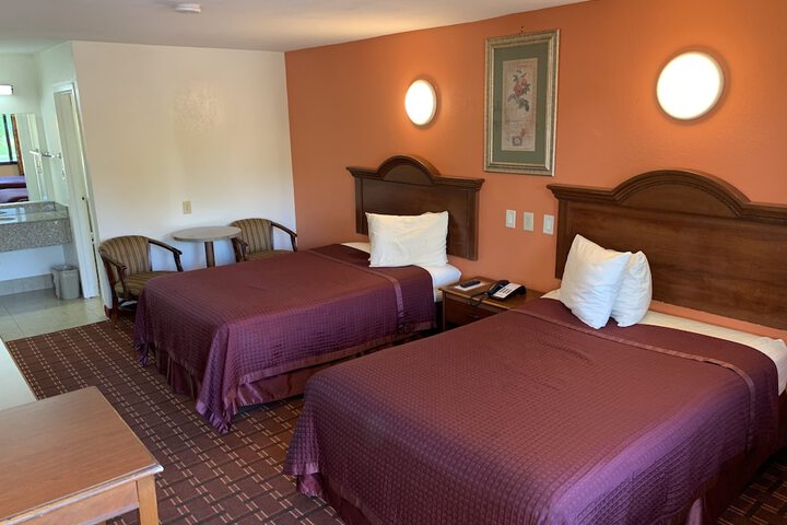 Basic 2 Double Beds (4 of 11)