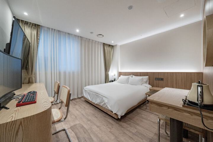 Room 4 of 6