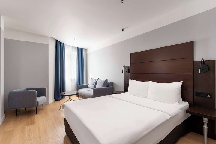Room 45 of 182