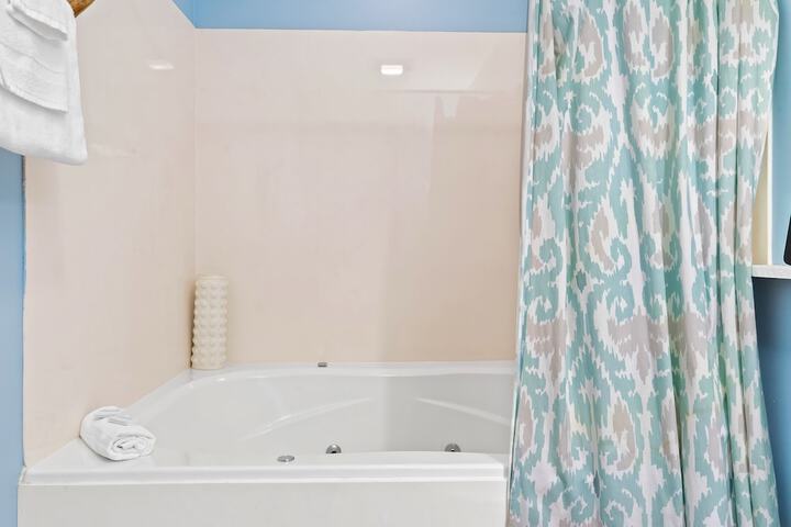 Snug Hug Queen Suite with Fireplace (17 of 131)