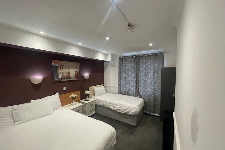Room 6 of 8