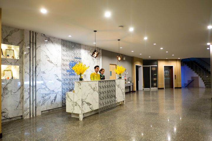 Check-in/check-out kiosk