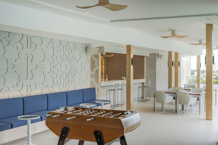 Lounge 112 of 125
