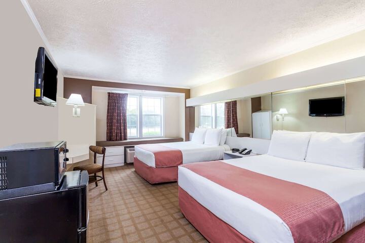1 Queen Bed (6 of 10)