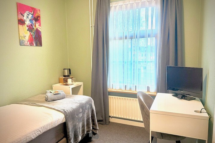 Room 3 of 8