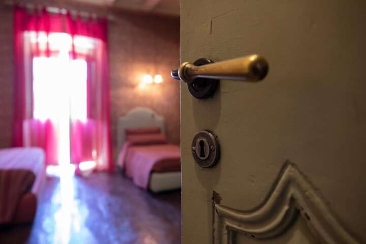 Room 7 of 33