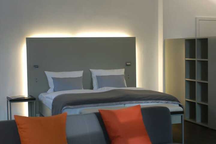 Room 6 of 90