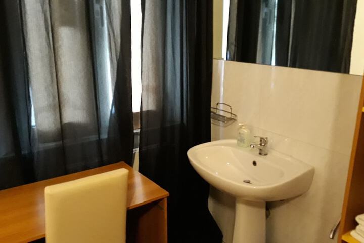 Room 12 of 34
