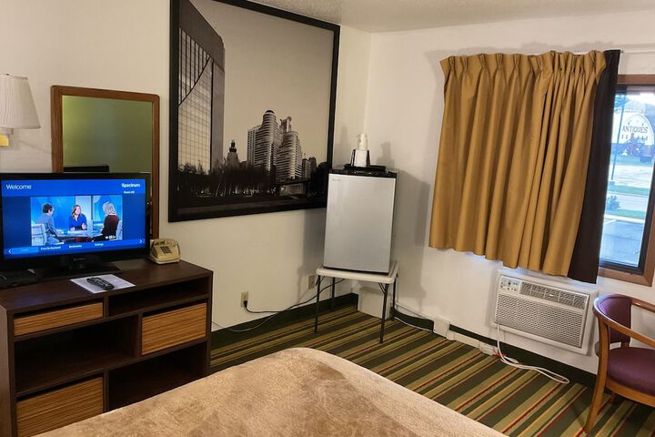 1 Queen Bed (1 of 12)