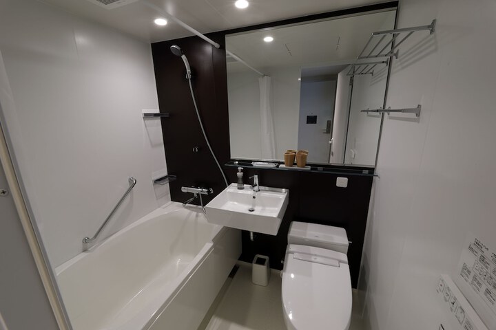 Room 10 of 16