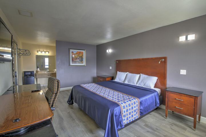 Renovated Standard King Bed (15 of 21)