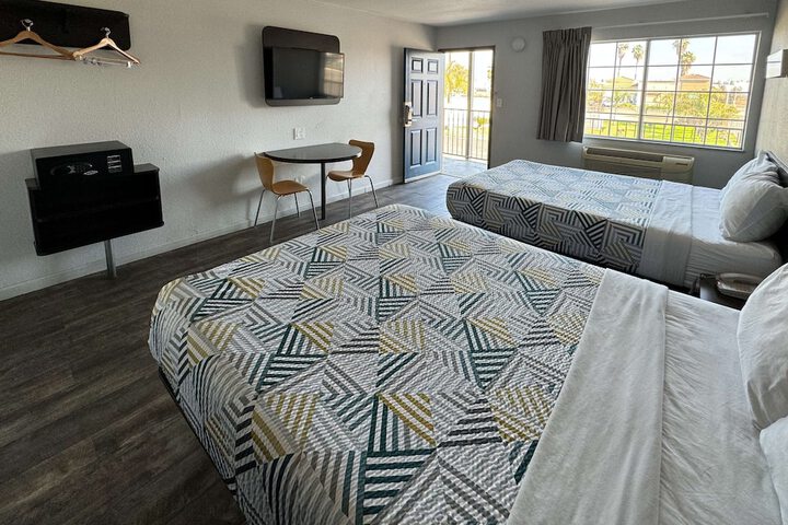 1 Queen Bed Micfridge (6 of 37)