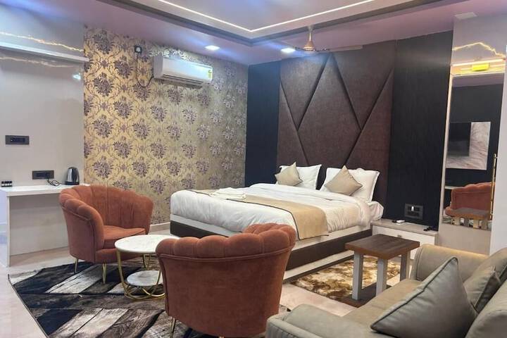 Room 5 of 13