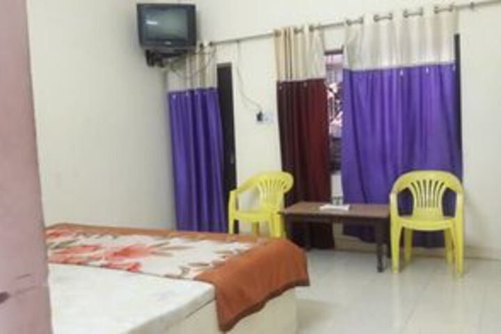 Room 4 of 12