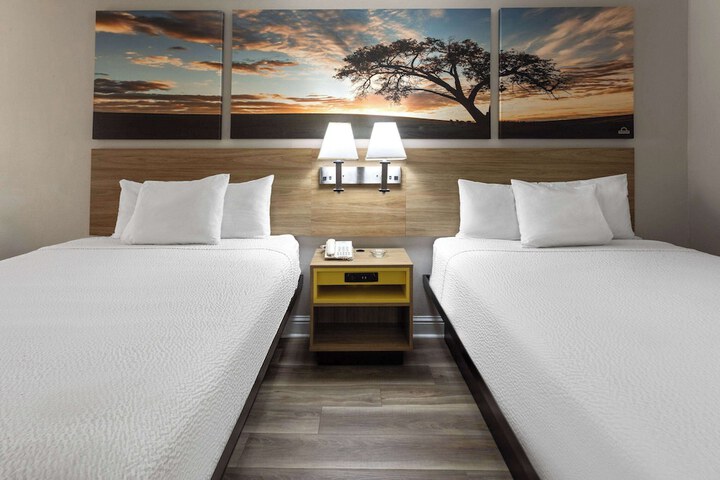 2 Queen Beds (6 of 16)