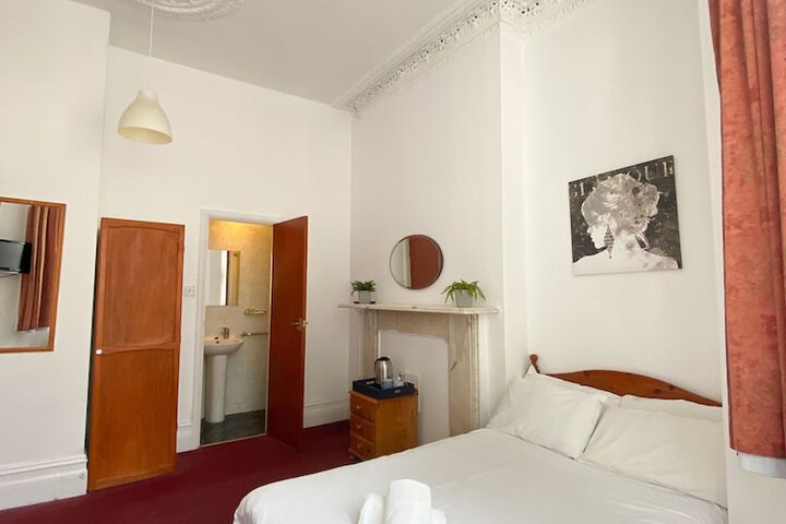 Room 2 of 146