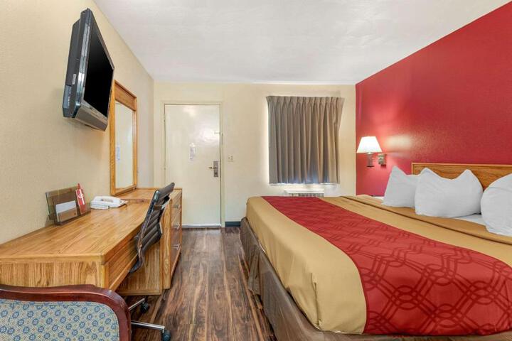1 Queen Bed (12 of 19)