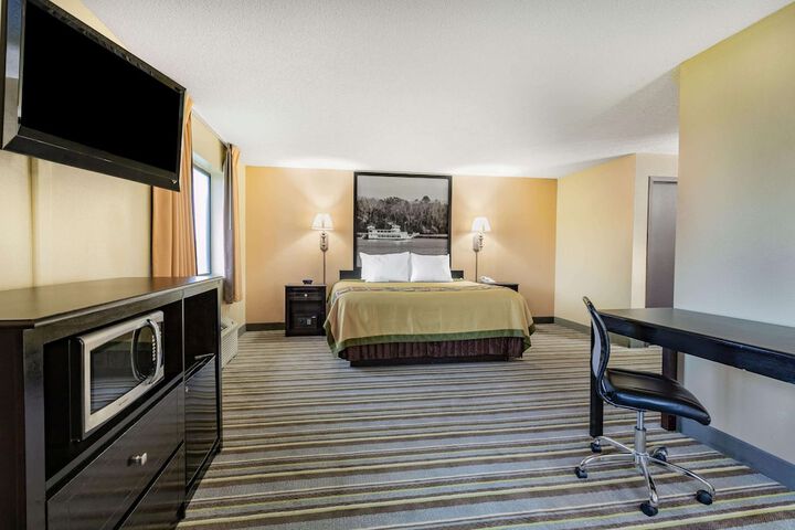 1 King Bed (4 of 12)