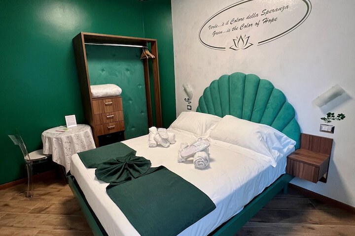 Room 5 of 16
