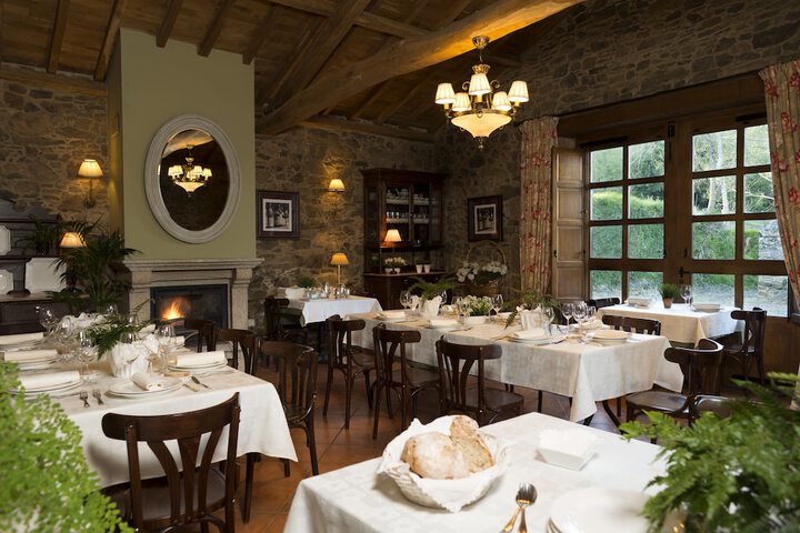 Dining 16 of 33
