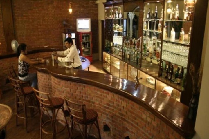 Lounge 10 of 11