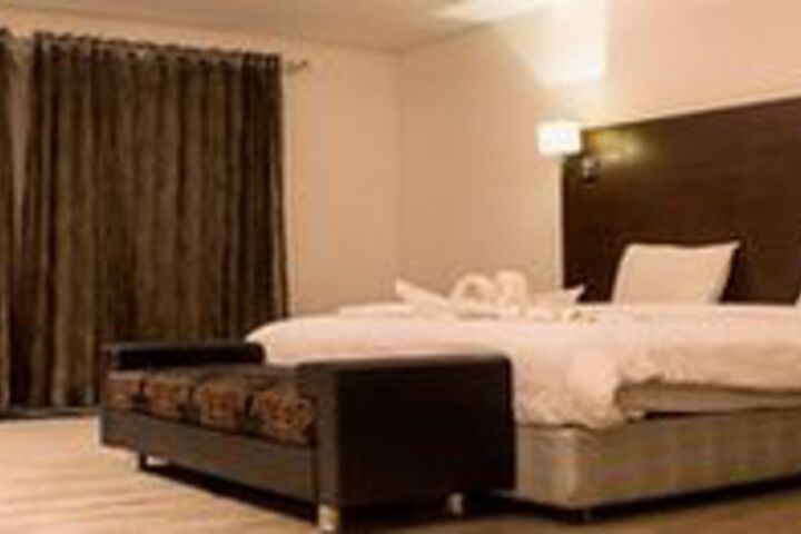 Room 4 of 8