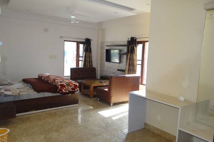 Room 9 of 18