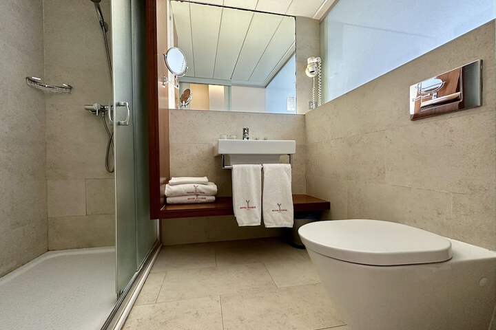 Room 32 of 57