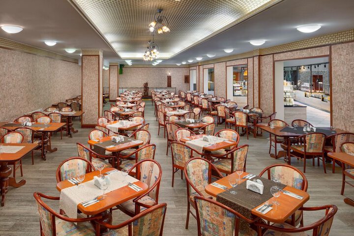 Dining 80 of 99