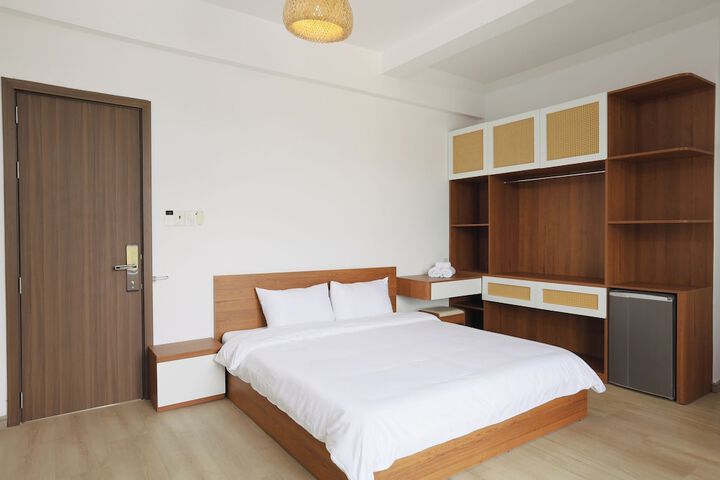 Room 4 of 8