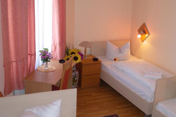 Room 17 of 33