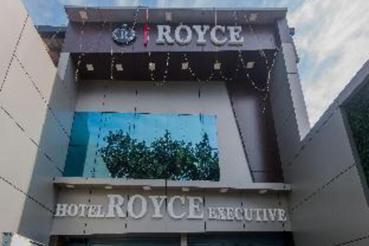 OYO 9327 Royce Executive