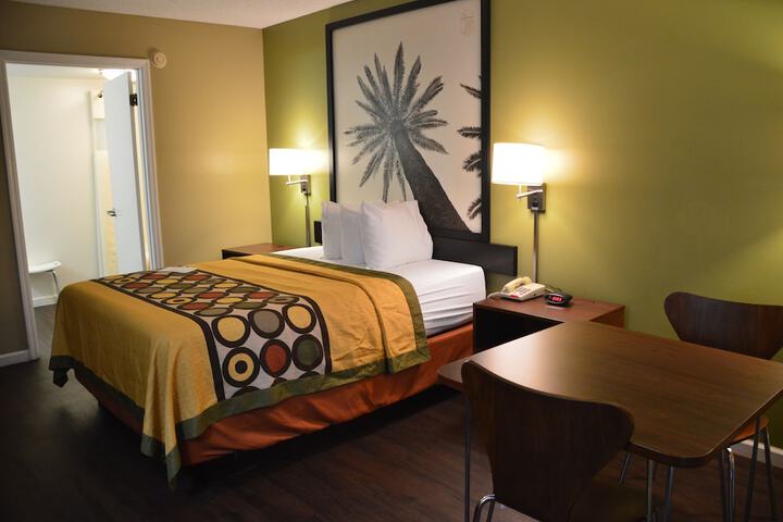 1 King Bed (2 of 13)