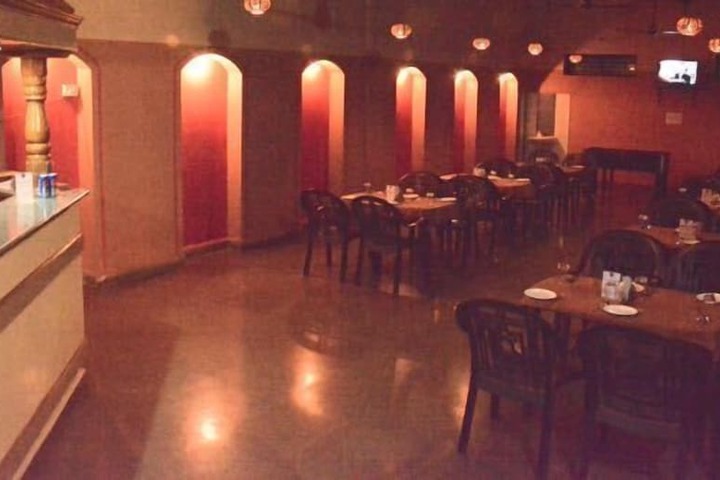 Dining 9 of 14