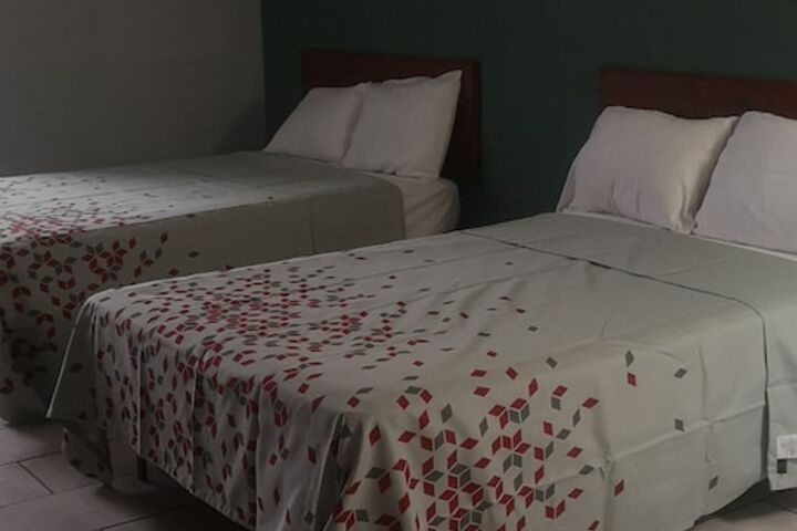 1 Queen Bed (3 of 4)