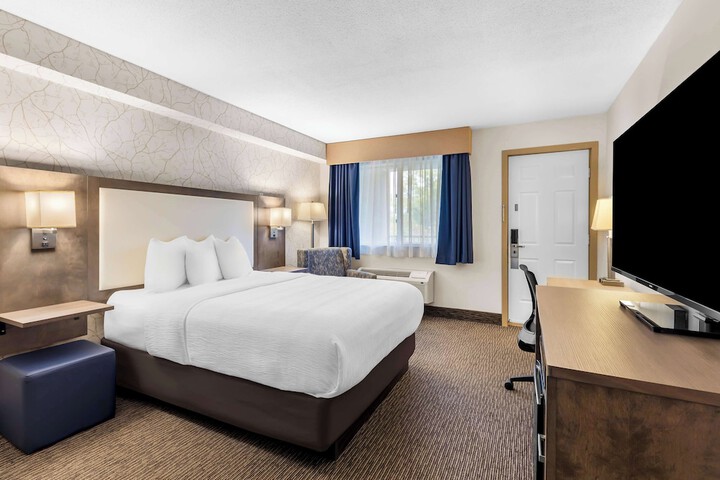 1 Queen Bed Microwave and Refrigerator Work Desk WiFi Continental Breakfast (20 of 20)