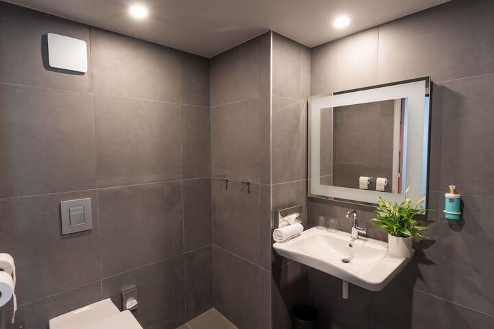Room 34 of 140