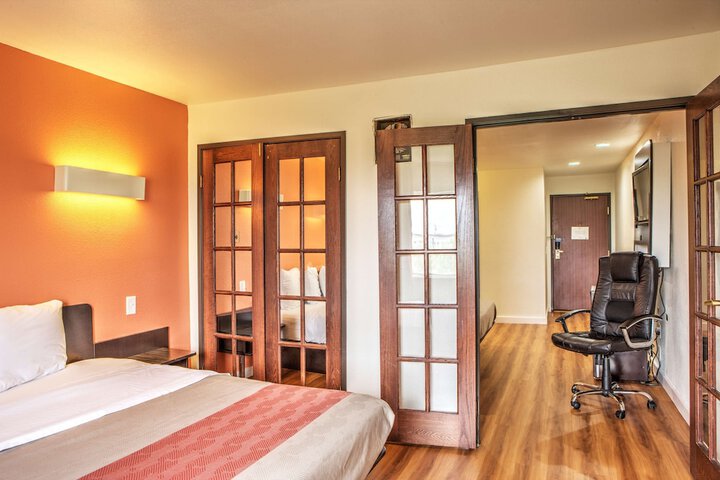 1 King Bed Accessible (11 of 14)